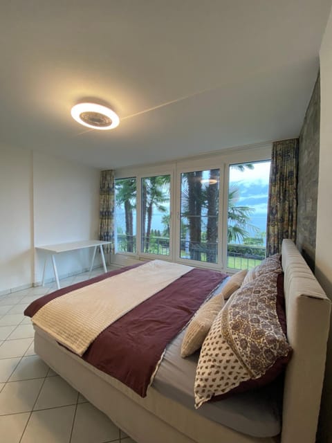 Bedroom, Lake view