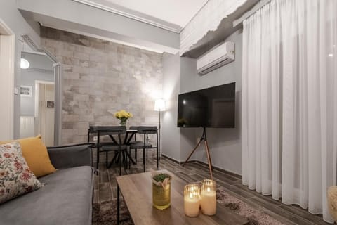 TV and multimedia, Living room, Seating area, Evening entertainment, air conditioner