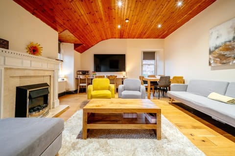 TV and multimedia, Living room, Seating area, Evening entertainment