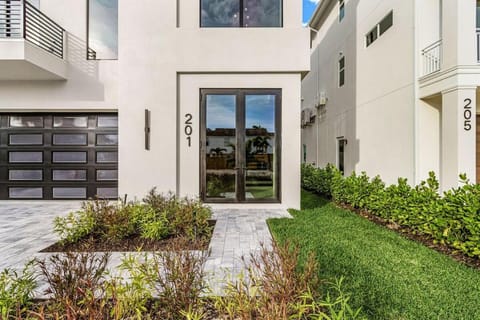 Oyster Cluster House in Estero Island