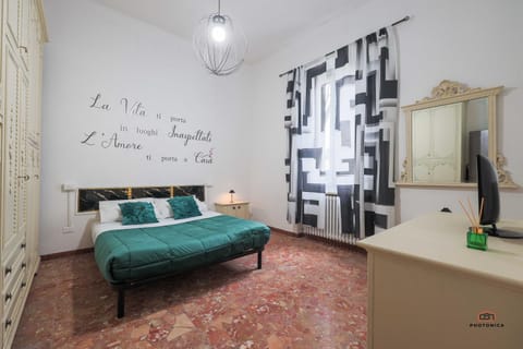 Bed, TV and multimedia, Bedroom