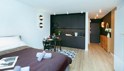 Bed, Coffee/tea facilities, Kitchen or kitchenette, Photo of the whole room, Dining area, Bedroom, towels