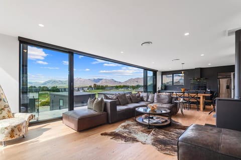 Natural landscape, View (from property/room), Balcony/Terrace, Living room, Seating area, Dining area, Mountain view, fireplace