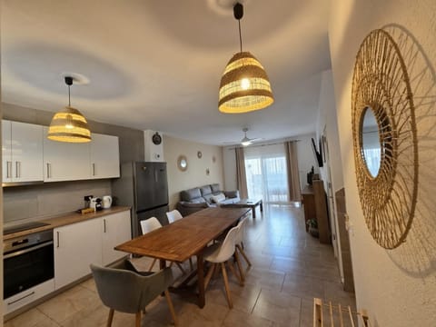 Kitchen or kitchenette, Living room, Seating area, Dining area