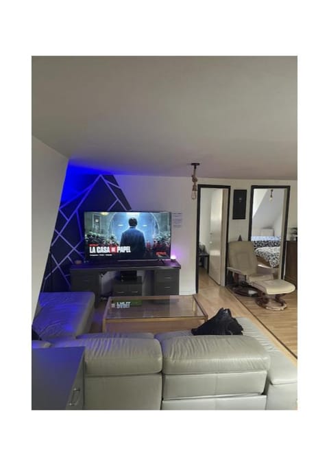 Communal lounge/ TV room, TV and multimedia, Living room, Seating area