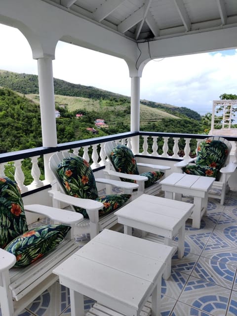View (from property/room), Balcony/Terrace, Mountain view