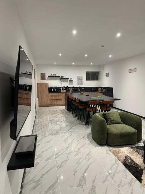 Communal lounge/ TV room, TV and multimedia, Kitchen or kitchenette, Living room, Dining area, stove, Internal: Not applicable to any particular room