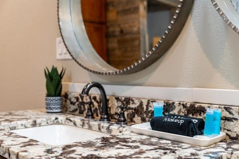 Cosmic Cowboy - Hot Tub, Fire Pit, Games, Sleeps14 House in Canyon Lake