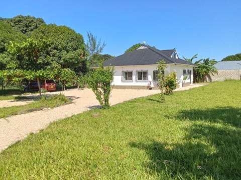 Property building, Facade/entrance, Natural landscape, Garden