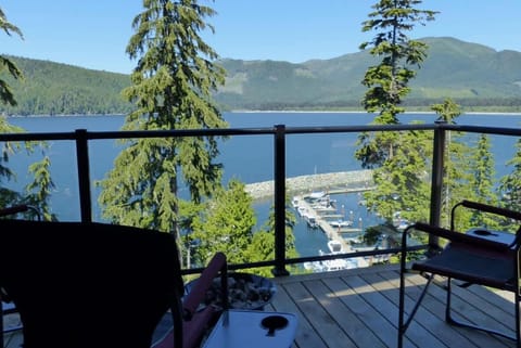 Amazing Marina & Oceanfront View - Pet Friendly - Sleeps 6 House in Cowichan Valley