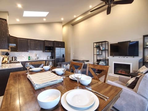 Amazing Marina & Oceanfront View - Pet Friendly - Sleeps 6 House in Cowichan Valley