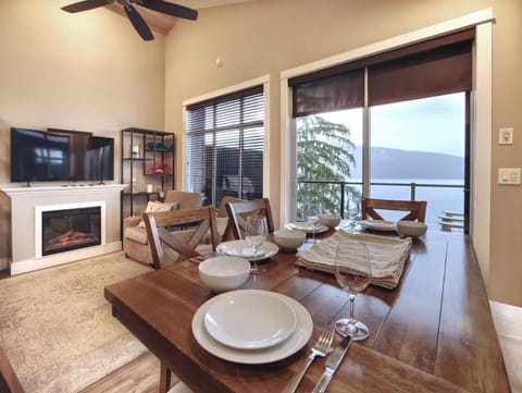 Amazing Marina & Oceanfront View - Pet Friendly - Sleeps 6 House in Cowichan Valley