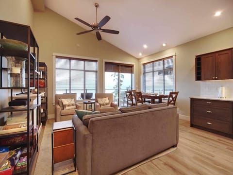 Amazing Marina & Oceanfront View - Pet Friendly - Sleeps 6 House in Cowichan Valley