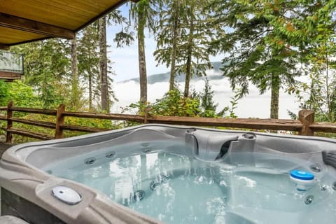 Seaside Haven -Hot Tub with Oceanfront View House in Cowichan Valley