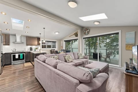 Seaside Haven -Hot Tub with Oceanfront View House in Cowichan Valley