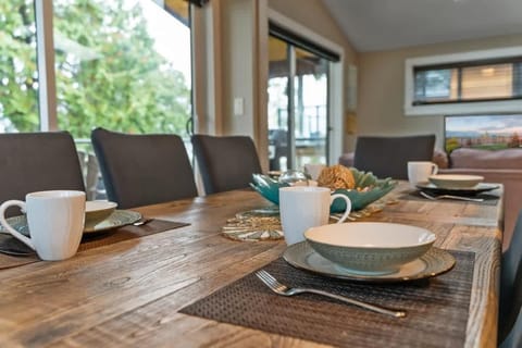 Seaside Haven -Hot Tub with Oceanfront View House in Cowichan Valley