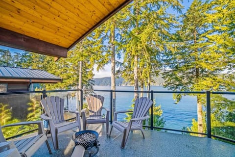 Seaside Haven -Hot Tub with Oceanfront View House in Cowichan Valley