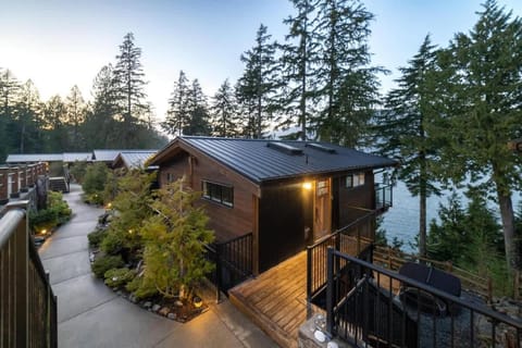 Seaside Haven -Hot Tub with Oceanfront View House in Cowichan Valley