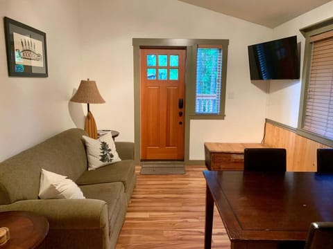 Enclosed deck - Hot tub - Pet Friendly- gas stove House in Cowichan Valley