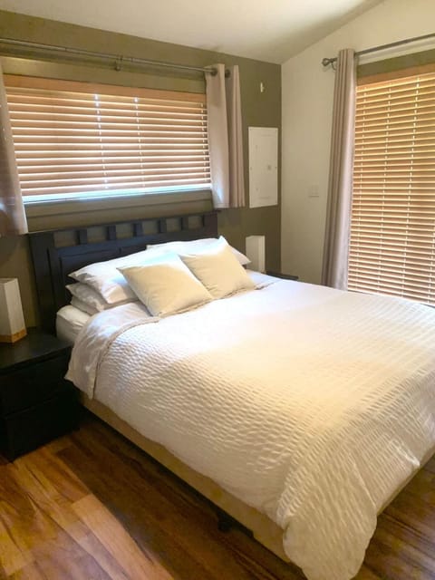 Enclosed deck - Hot tub - Pet Friendly- gas stove House in Cowichan Valley