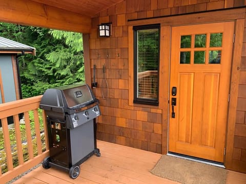 Enclosed deck - Hot tub - Pet Friendly- gas stove House in Cowichan Valley