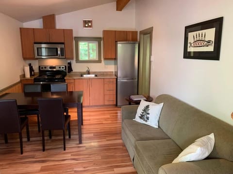 Enclosed deck - Hot tub - Pet Friendly- gas stove House in Cowichan Valley