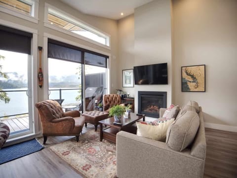 Amazing Oceanfront & Eagle Views pet Friendly - 2 bath House in Cowichan Valley