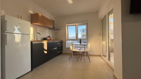 Kitchen or kitchenette, Dining area, dishwasher, oven, stove