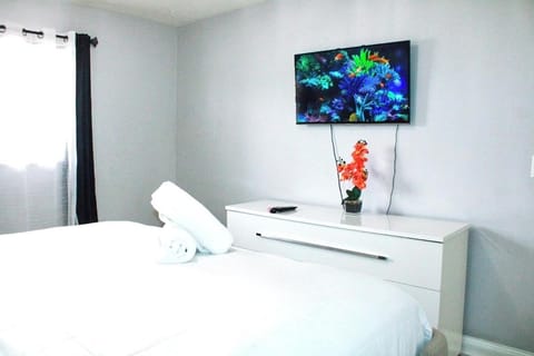 4-bedroom pool house in peaceful Sunrise with AC, WiFi, King bed House in Lauderhill