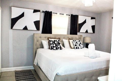 4-bedroom pool house in peaceful Sunrise with AC, WiFi, King bed House in Lauderhill