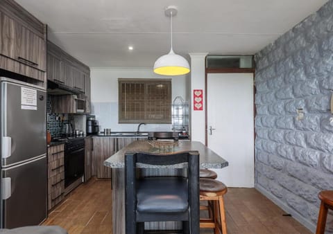 Kitchen or kitchenette, Dining area, oven, stove