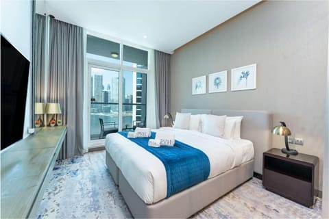 Bed, Photo of the whole room, Seating area, Bedroom, towels