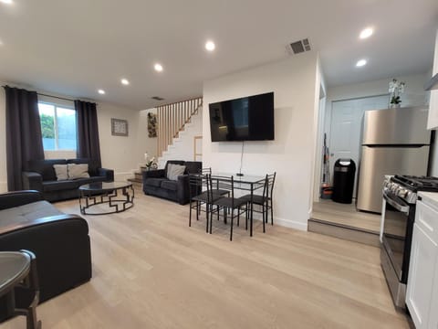 TV and multimedia, Kitchen or kitchenette, Living room, Seating area, Dining area, Evening entertainment, oven, pet friendly, stove