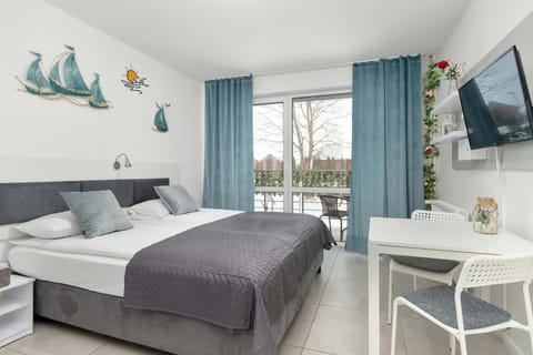 Bed, TV and multimedia, Balcony/Terrace, Living room, Photo of the whole room, Seating area, Bedroom