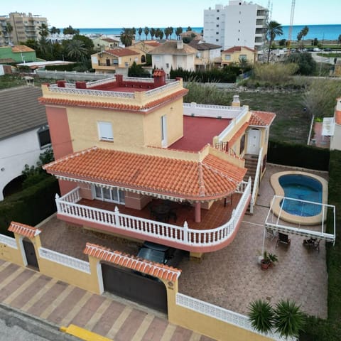 Villa with pool near the sea House in Daimús