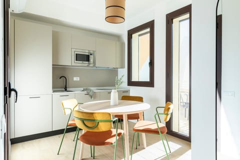 Kitchen or kitchenette, Dining area