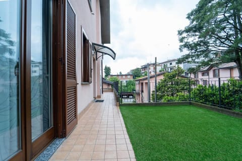 Apartment with private garage, garden and WiFi Apartment in Como
