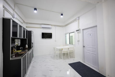 Communal lounge/ TV room, TV and multimedia, Kitchen or kitchenette, Kitchen or kitchenette, Dining area