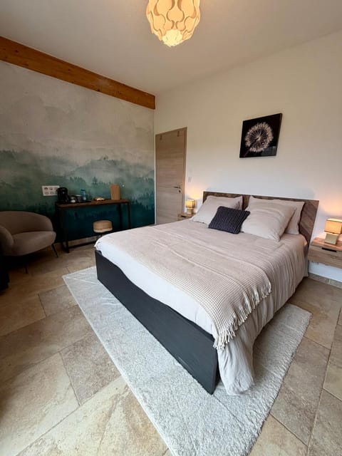 Photo of the whole room, Bedroom