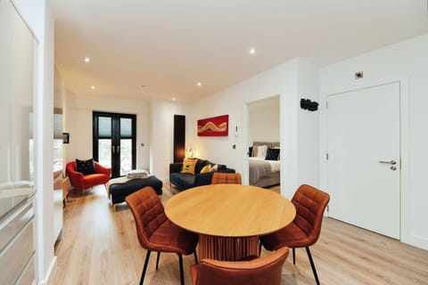 Bed, TV and multimedia, Kitchen or kitchenette, Living room, Photo of the whole room, Seating area, Dining area, Bedroom