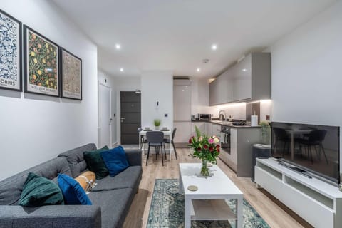 TV and multimedia, Kitchen or kitchenette, Living room, Seating area, Dining area