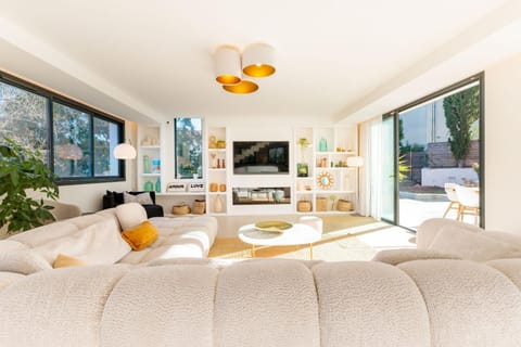 Communal lounge/ TV room, TV and multimedia, Living room, Seating area, Evening entertainment