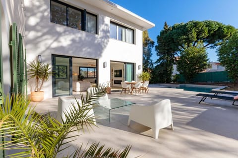 Property building, Patio, Day, Garden, Balcony/Terrace, Seating area, On site, Garden view, sunbed