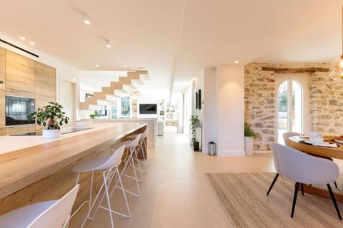 TV and multimedia, Kitchen or kitchenette, Living room, Seating area, Dining area