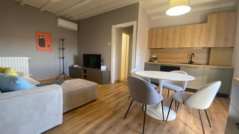 TV and multimedia, Seating area, Dining area