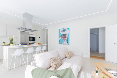 Kitchen or kitchenette, Living room, Seating area, Dining area