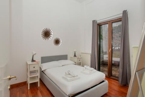 Bedroom, towels