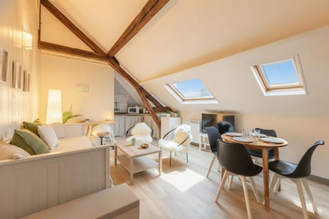 TV and multimedia, Living room, Seating area, Dining area