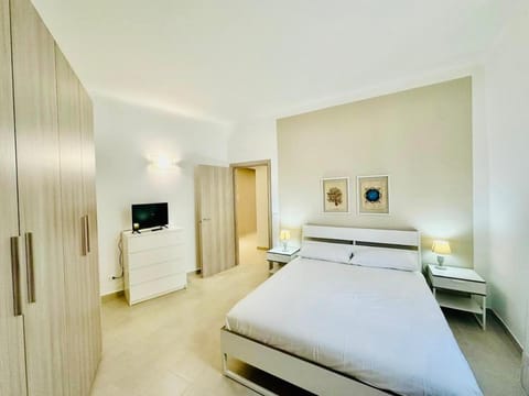 Bed, TV and multimedia, Bedroom, wardrobe