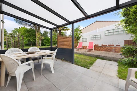 Property building, Balcony/Terrace, Living room